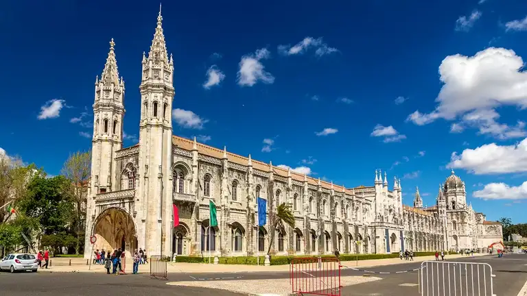 Riverside tuk-tuk tour in Lisbon